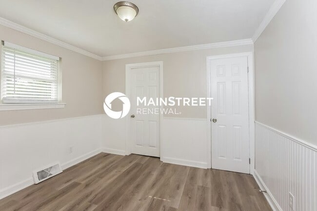 Building Photo - 3 Bedroom Pet-Friendly Home in LOUISVILLE, KY with Main Street Renewal