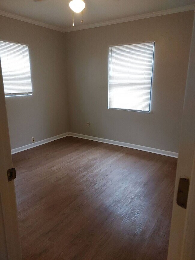 Building Photo - Spacious 2 Bedroom 1 Bathroom