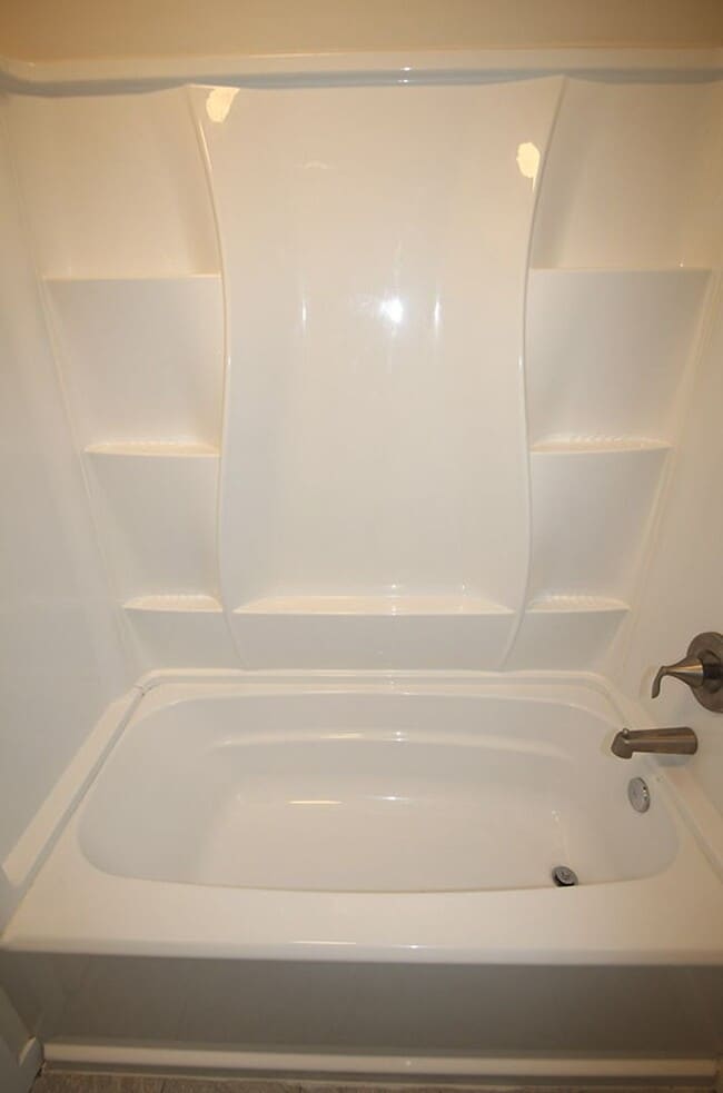 Building Photo - NEWER CONSTRUCTION 8 BEDROOM, 3 BATH HOME BY UW!