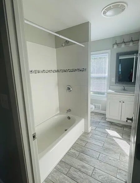 Building Photo - 10 Bradford St