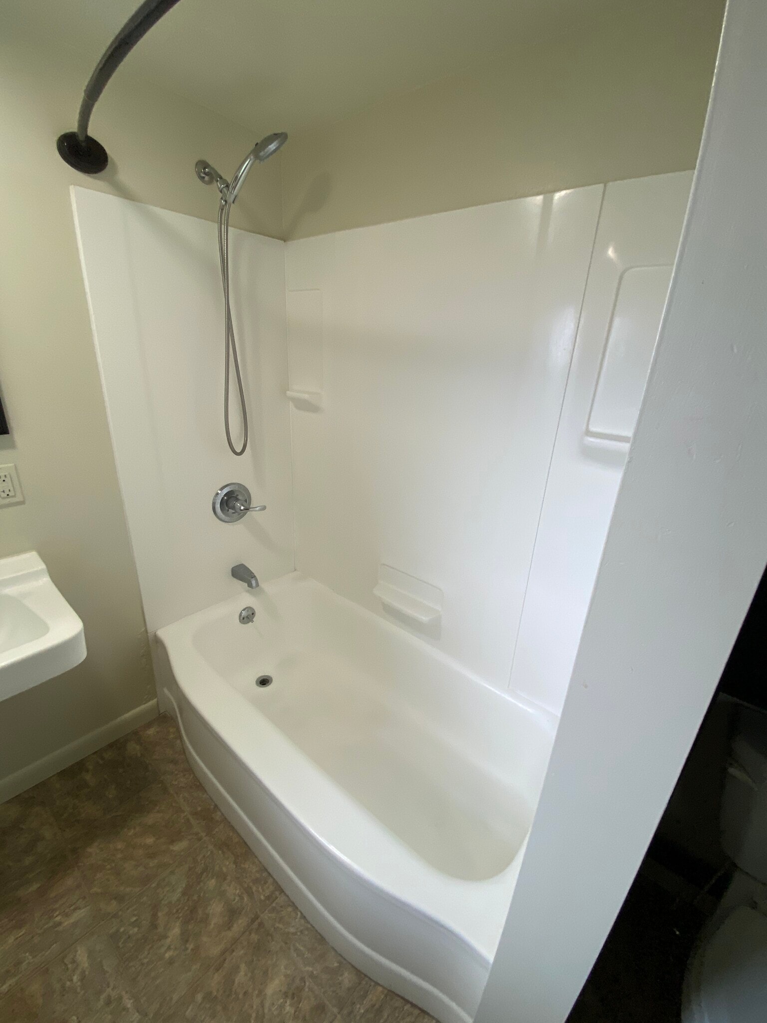 Tub/shower - 12 Stoltzfus Ln