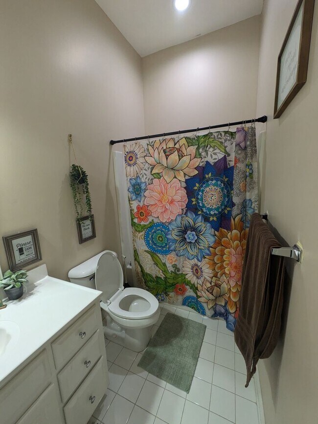 Building Photo - Cute Upstairs Down Town Apartment!