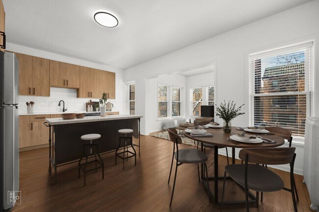 Building Photo - “Spacious 4-Bedroom Duplex in Rogers Park With In-Unit Laundry & Pet-Friendly Living!”