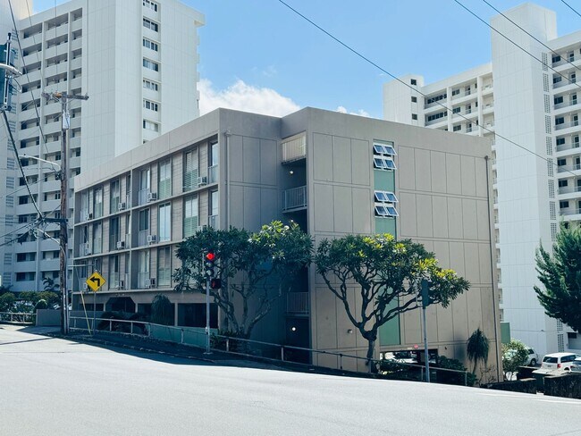 Building Photo - 1-Bedroom Condo in the Heart of Honolulu – Newly Renovated - with parking!