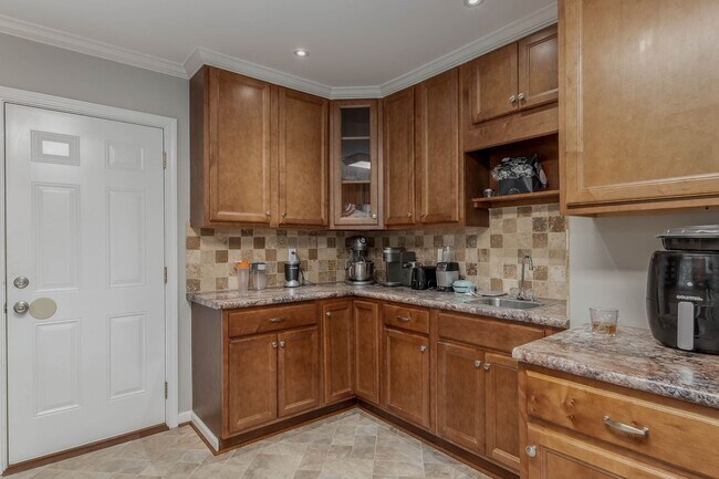 Building Photo - Fall '24 - Close to campus - 3 bed/2 bath ...