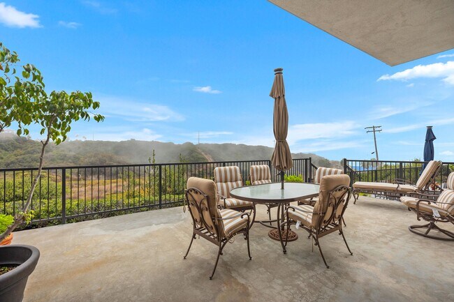 Building Photo - Luxurious 2 Bedroom, 2 Bathroom Condo for Rent