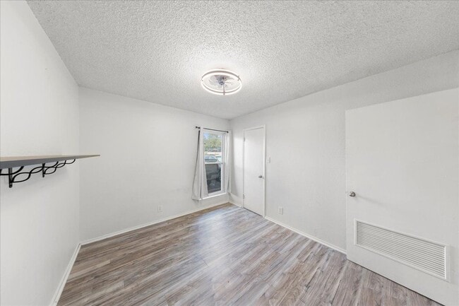 Building Photo - 2401 Manor Rd