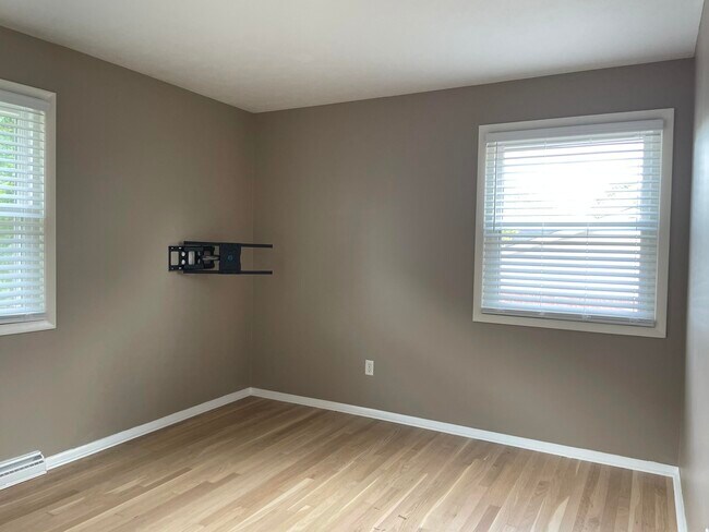 Building Photo - 3421 Holwyn Rd