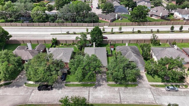 Building Photo - 9815 Hallmark Ln