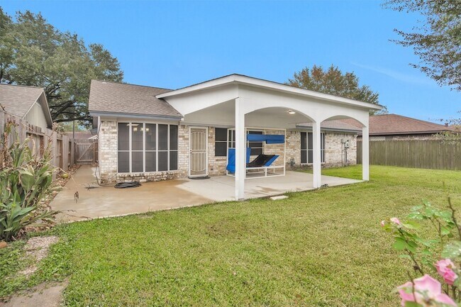 Building Photo - 16327 Green Shade Dr