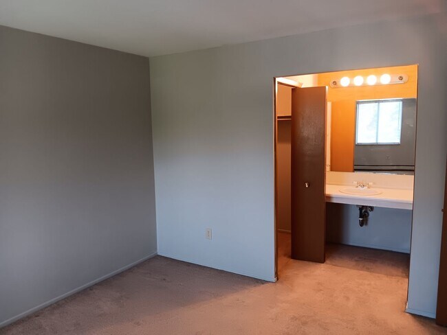 Building Photo - Chagrin Falls condo for rent