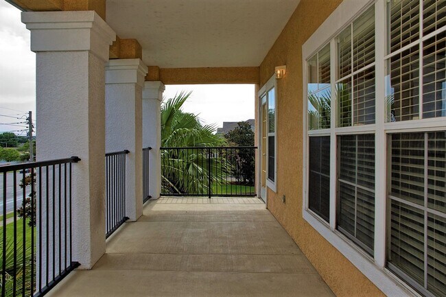 Building Photo - Gorgeous - Completely updated 2 bed 2 bath...