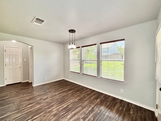 Building Photo - Gorgeous 3 bedroom with loft!