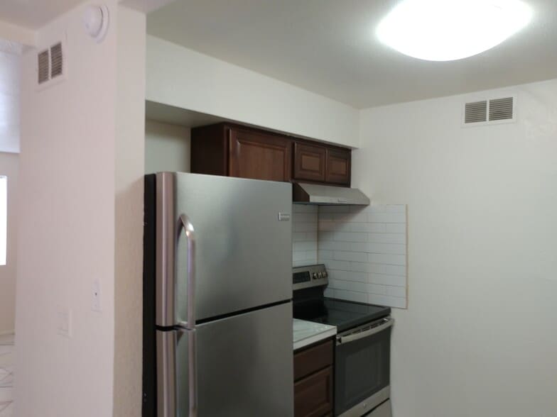 Building Photo - 35 N May St