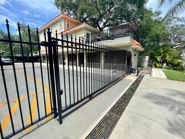 Building Photo - 3 Bed 2.5 Bath Townhouse in A+ location!