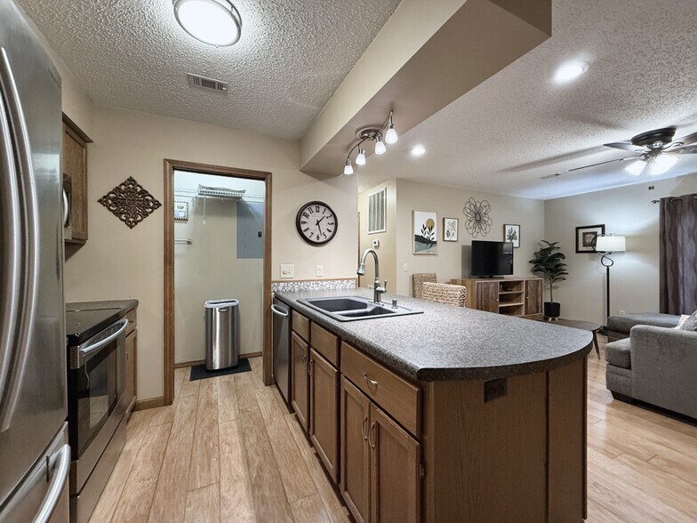 Building Photo - 1516 Meadowhill Dr