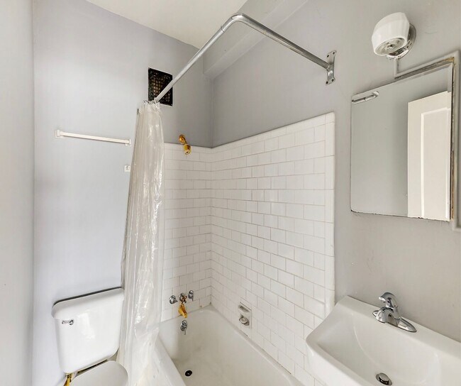 Building Photo - One-Bedroom Apartment In Belhaven!