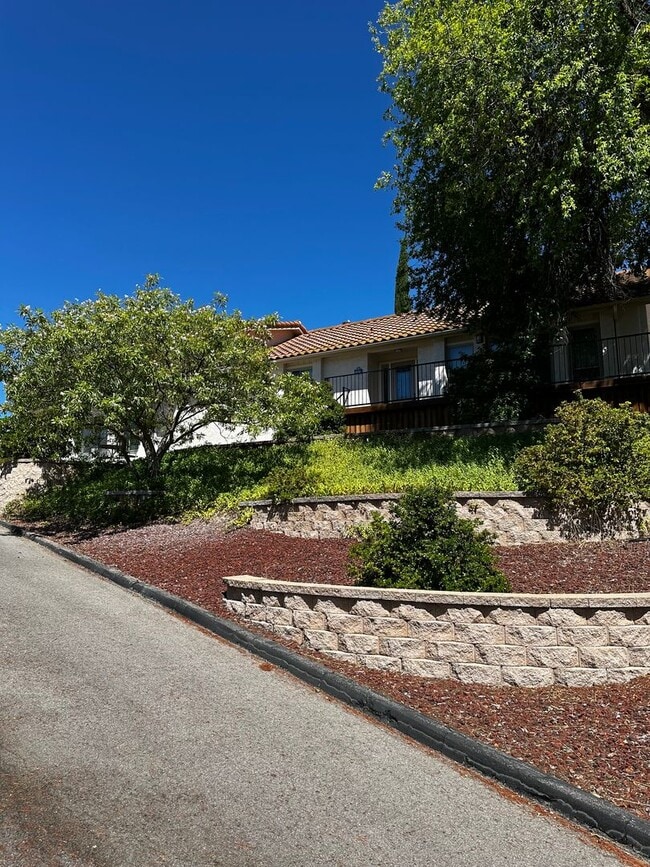 Building Photo - El Dorado Estates!