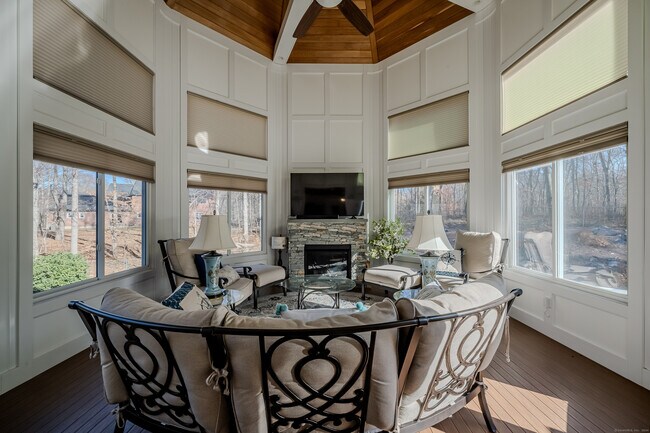 Building Photo - 723 Laurie Ln