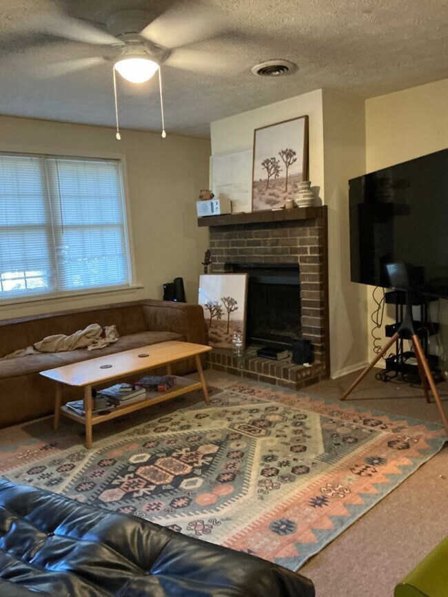 Building Photo - 2 bedroom 1 bath duplex is located off Whitehead Rd!