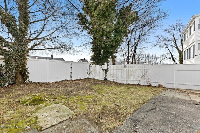 Building Photo - 10 Artic St