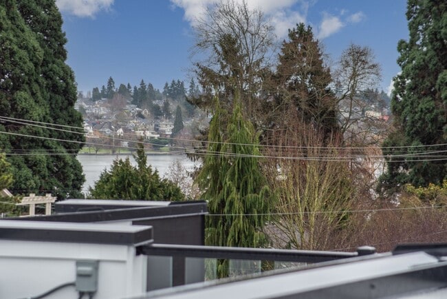 Building Photo - 3 bed /3 bath newer townhome in Green Lake!