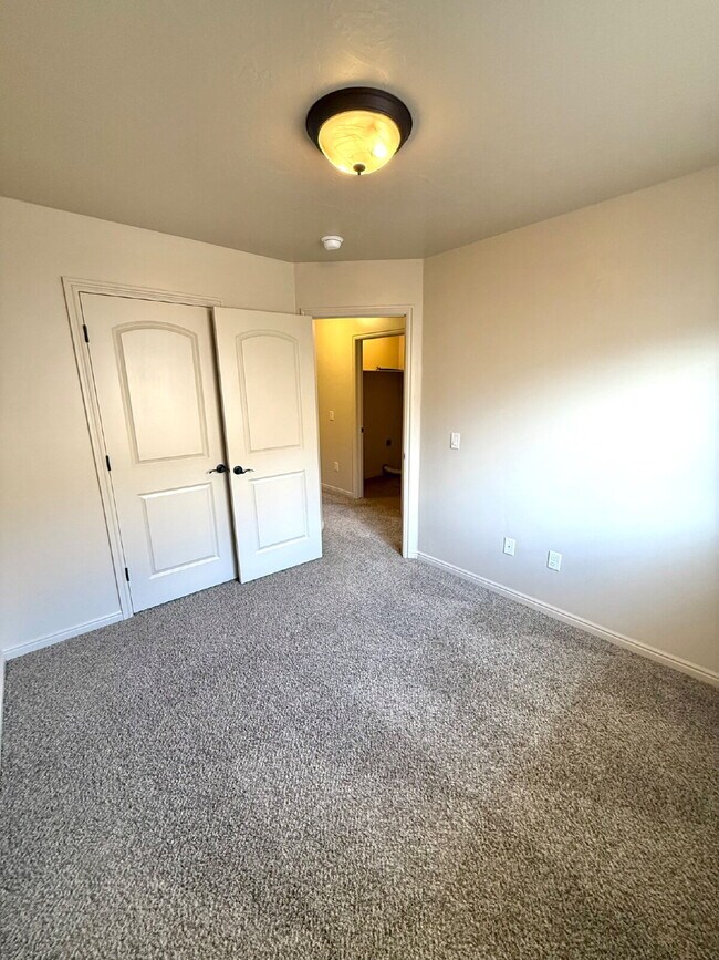 Building Photo - Fossil Hills Townhomes 3 Bed 2.5 Bath
