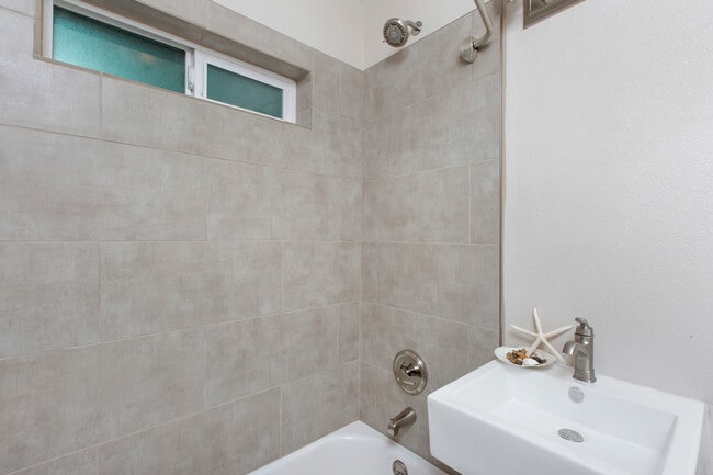 Building Photo - Must See! Amazing Studio in Hillcrest - Character GALORE