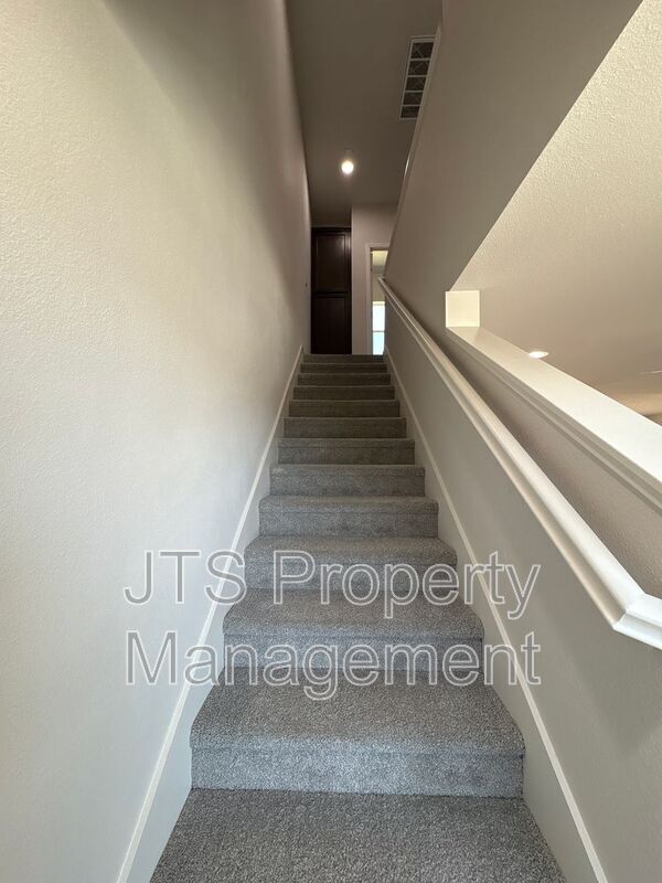 Building Photo - 5 Oak Manor Way