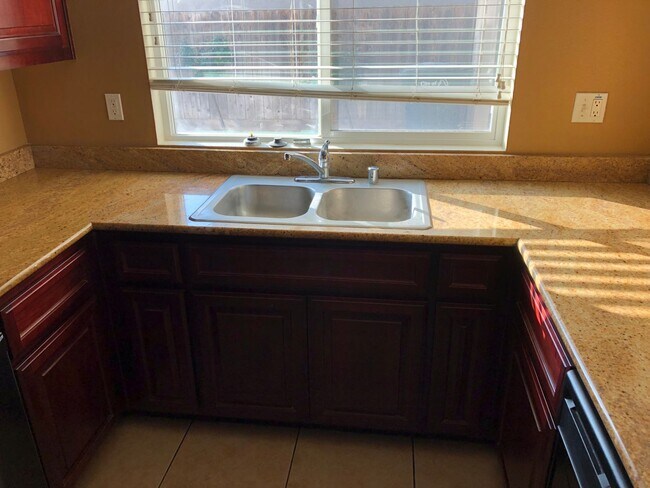Building Photo - 585 Hart Dr