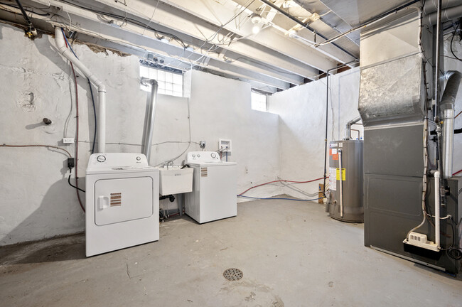 Building Photo - 1104 Brabec St