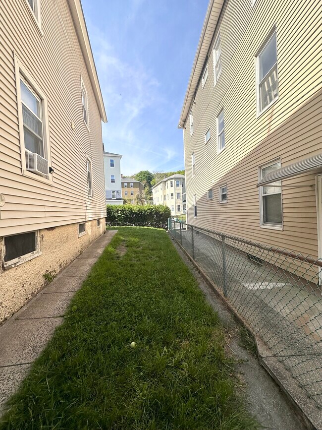 Building Photo - 10 E Shelby St