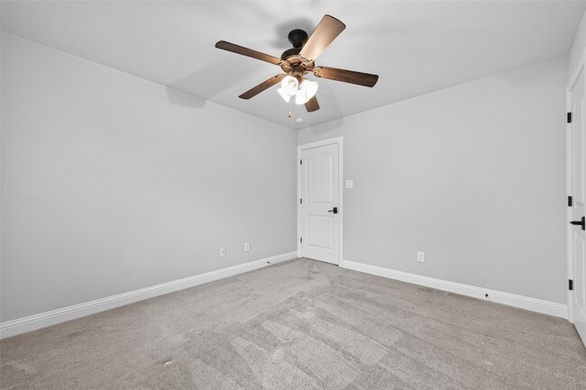 Building Photo - 4727 Lake Village Dr