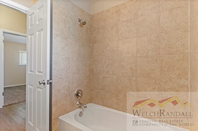 Building Photo - 2 Bed 1 Bath Roy Triplex