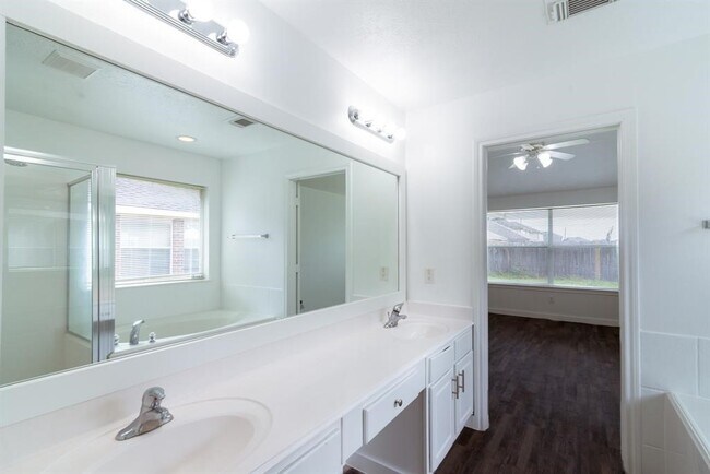 Building Photo - 2707 Troy Dr