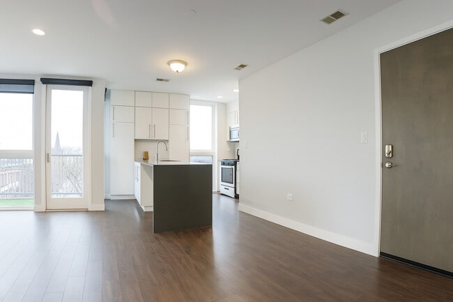 Building Photo - 3301 N Sheffield Ave