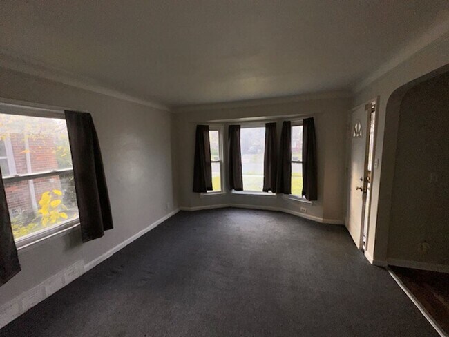 Building Photo - Stunning 3 Bedroom Brick Bungalow on Eastside of Detroit, Move in ready!