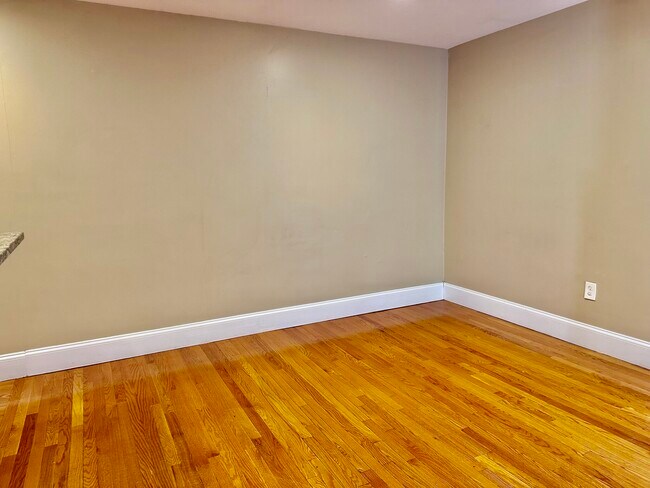 Building Photo - 72 Egmont St