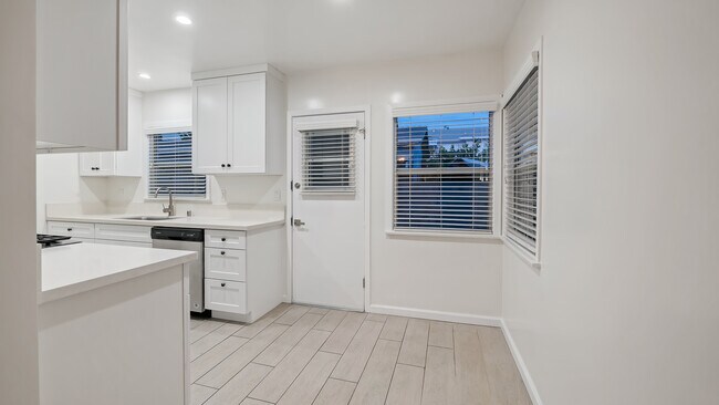 Breakfast/Nook - 11216 Tiara St