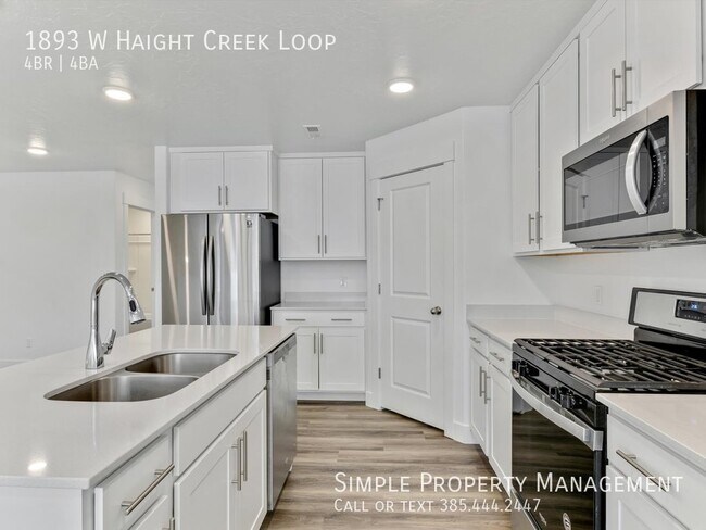 Building Photo - Luxurious 4-BD Townhouse in Farmington!