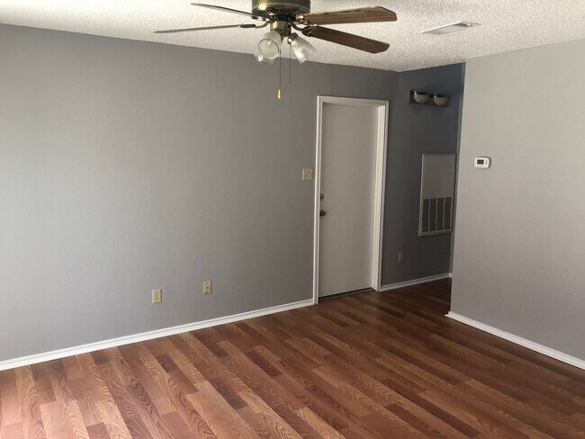 Building Photo - Amazing Location in Carrollton!!