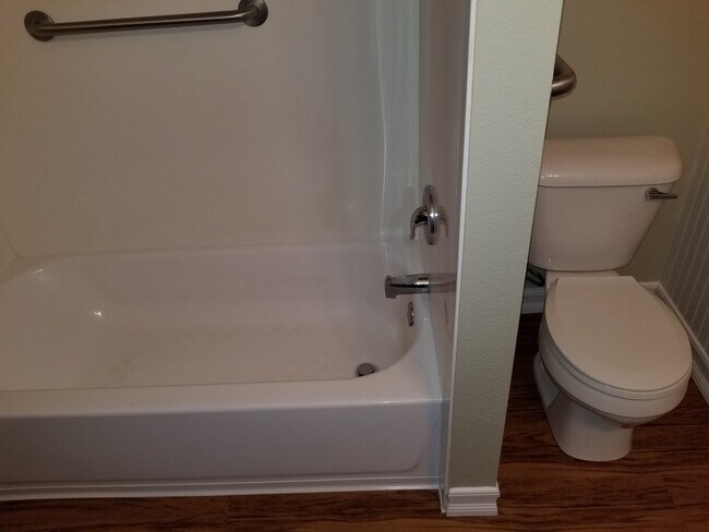 Building Photo - GREAT LOOKING 2BD / 1BTH DUPLEX W/ SPACIOUS BACKYARD!