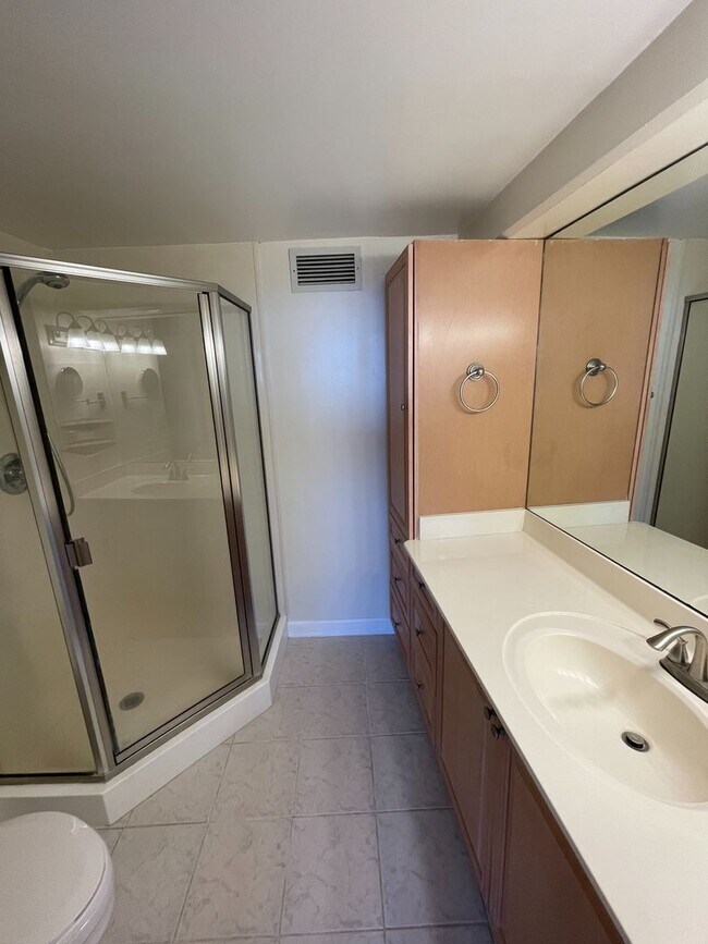 Building Photo - SPACIOUS 1 Bed 1.5 Bath 1 Parking w/ Amazi...