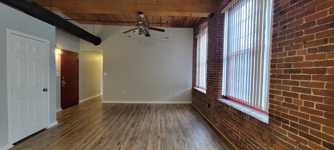 Building Photo - 470 Silver St