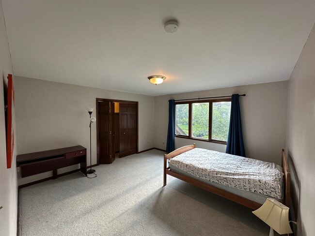 Building Photo - 1055 Knollwood Ln