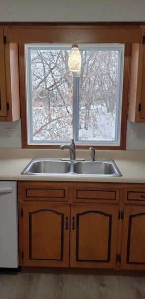 Building Photo - 2342 S Ridge Rd