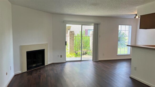 Primary Photo - 2120 El Paseo St