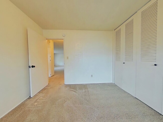 Building Photo - 2 Bedroom Apartment ~ Close to Campus ~ Ca...