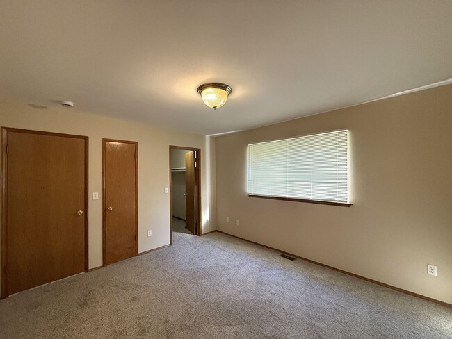 Building Photo - Single Story Duplex - Near Lake Goodwin