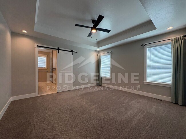 Building Photo - 137 Linden St